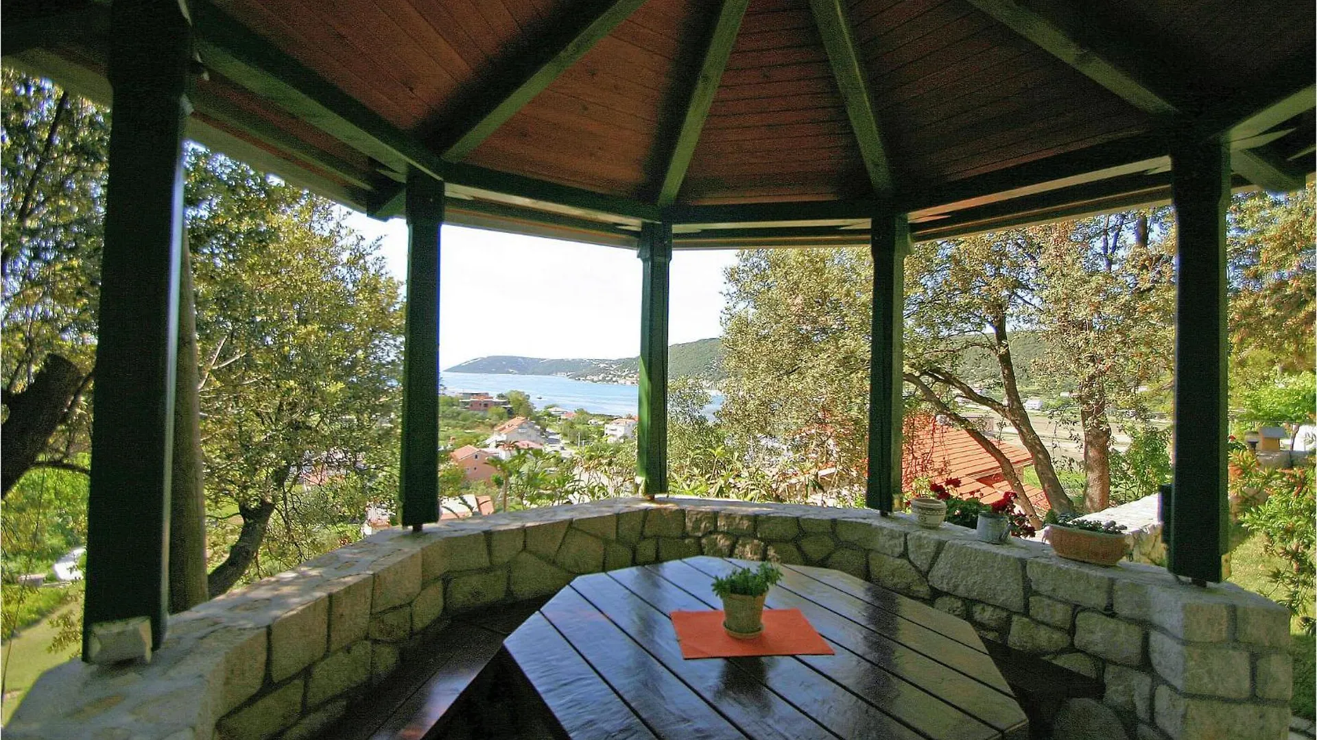 1 Bedroom Awesome Apartment In Supetarska Draga 0*,